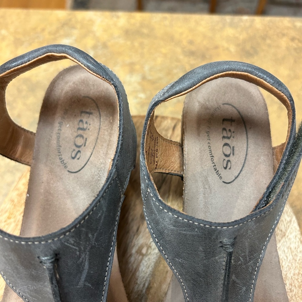 Taos Footwear Gray Leather T-Strap Sandals - Picture 10 of 12